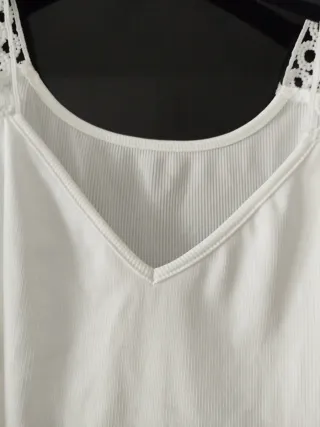 Canotta bianca con dettagli in pizzo