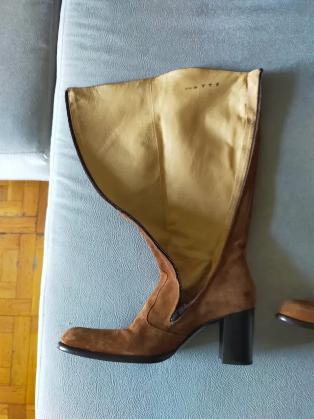 Botas de piel, ante marrón, caña alta.