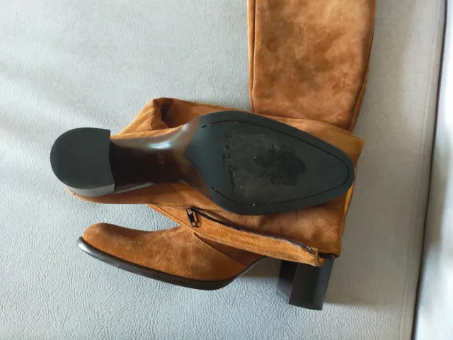 Botas de piel, ante marrón, caña alta.