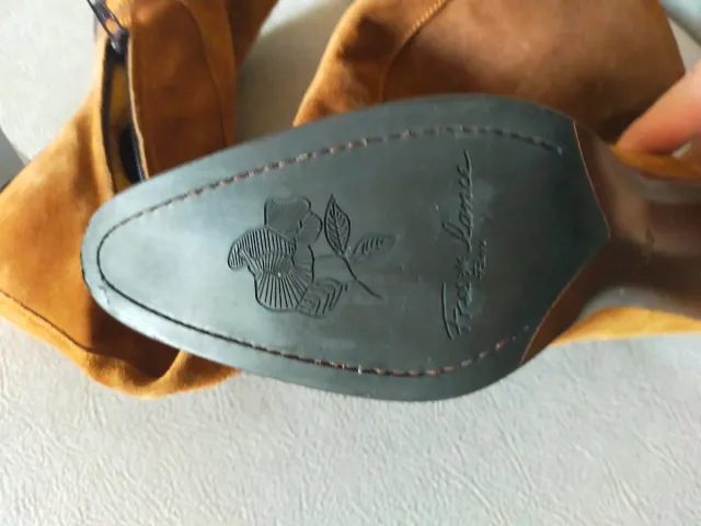 Botas de piel, ante marrón, caña alta.