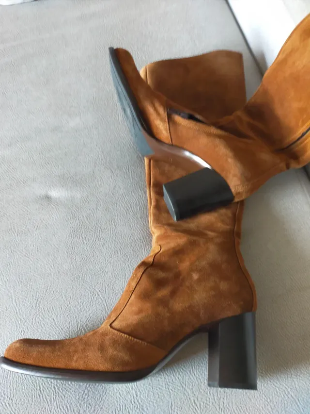 Botas de piel, ante marrón, caña alta.