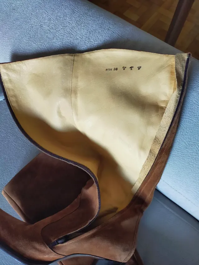 Botas de piel, ante marrón, caña alta.