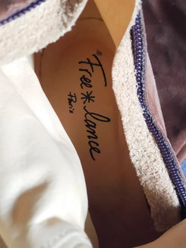 Botas de piel, ante marrón, caña alta.