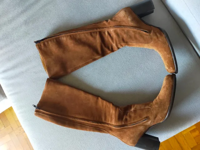 Botas de piel, ante marrón, caña alta.