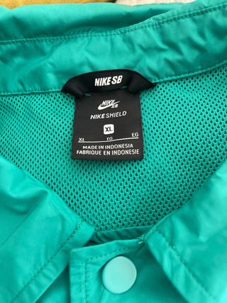 Chubasquero Nike SB Talla M