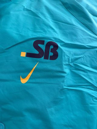 Chubasquero Nike SB Talla M