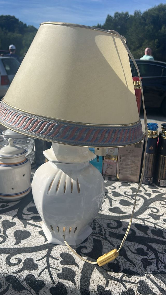 Lámpara de mesa de porcelana blanca