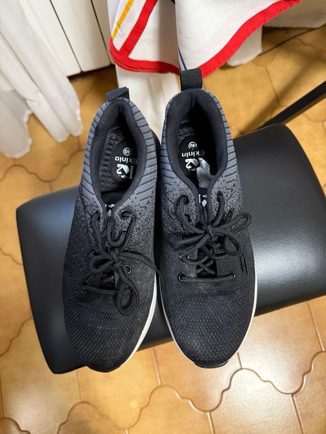 Zapatos de seguridad negros y grises