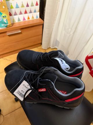 Zapatos de seguridad negros y grises