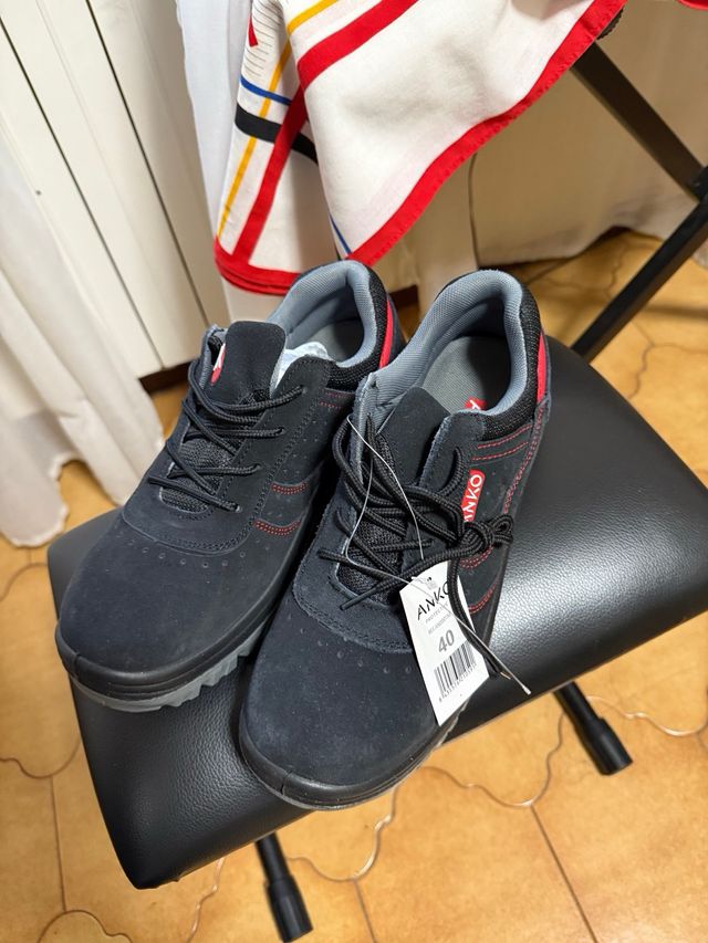 Zapatos de seguridad negros y grises