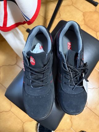 Zapatos de seguridad negros y grises