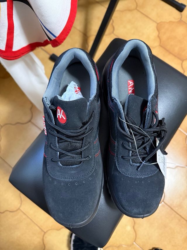 Zapatos de seguridad negros y grises