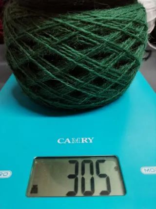 2 ovillos de lana verde. 305gr