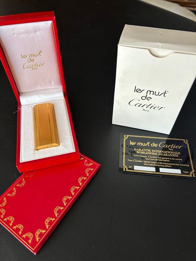 Encendedor Cartier Les Must Dorado