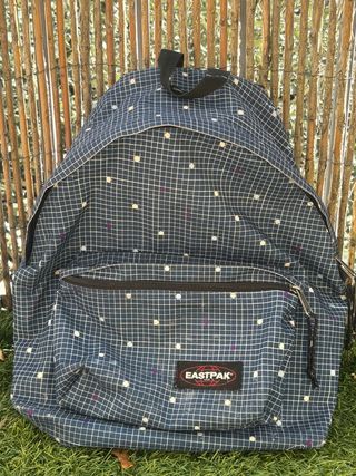 Mochila juvenil Eastpak cuadros y puntos