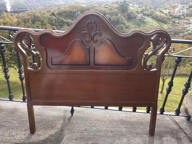 Cabecero antiguo de madera de alta calidad