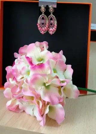 Flor y pendientes flamenca dorados y rosas