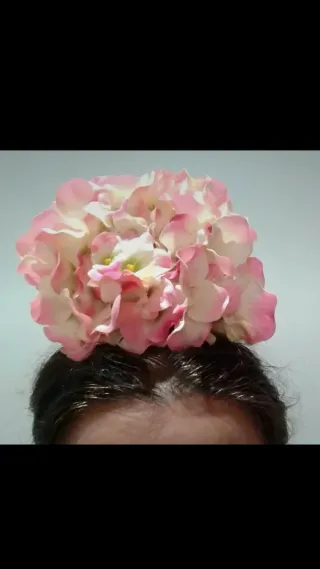 Flor y pendientes flamenca dorados y rosas