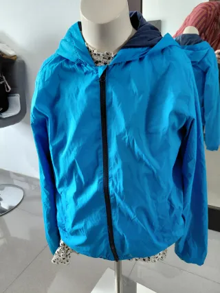 Cortavientos azul con capucha. Talla 11/12 años.