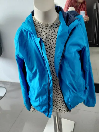 Cortavientos azul con capucha. Talla 11/12 años.