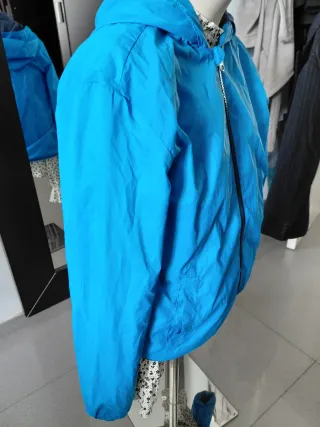 Cortavientos azul con capucha. Talla 11/12 años.