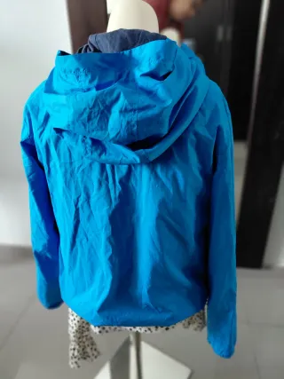 Cortavientos azul con capucha. Talla 11/12 años.