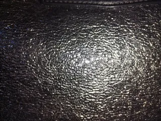 Bolso de mano plateado y negro