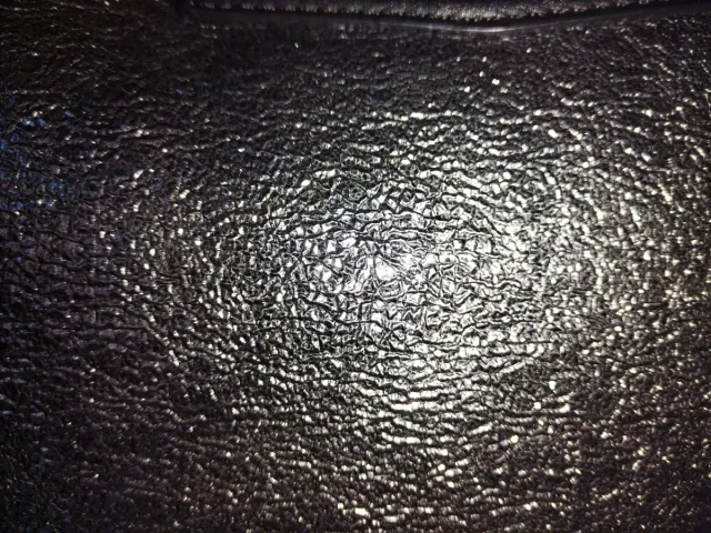 Bolso de mano plateado y negro