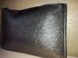 Bolso de mano plateado y negro