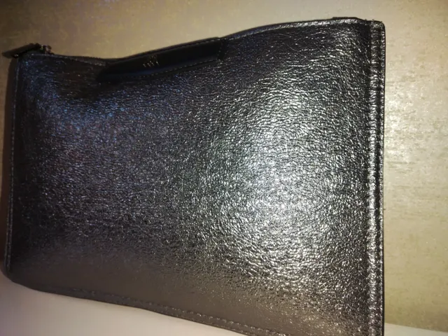 Bolso de mano plateado y negro