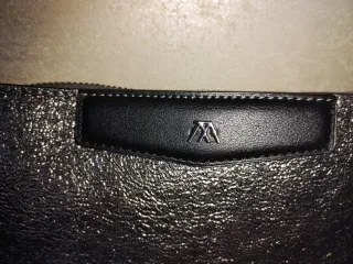 Bolso de mano plateado y negro