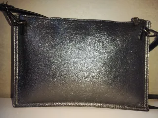 Bolso de mano plateado y negro
