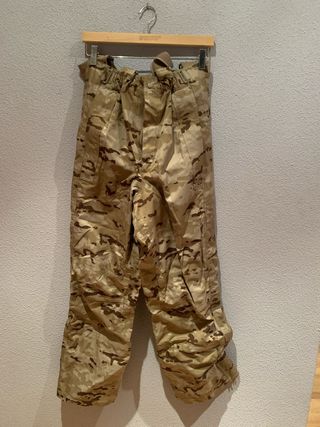 Pantalón camuflaje con tirantes