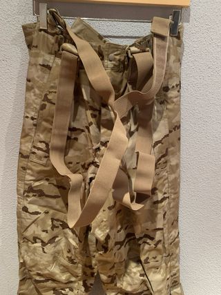 Pantalón camuflaje con tirantes
