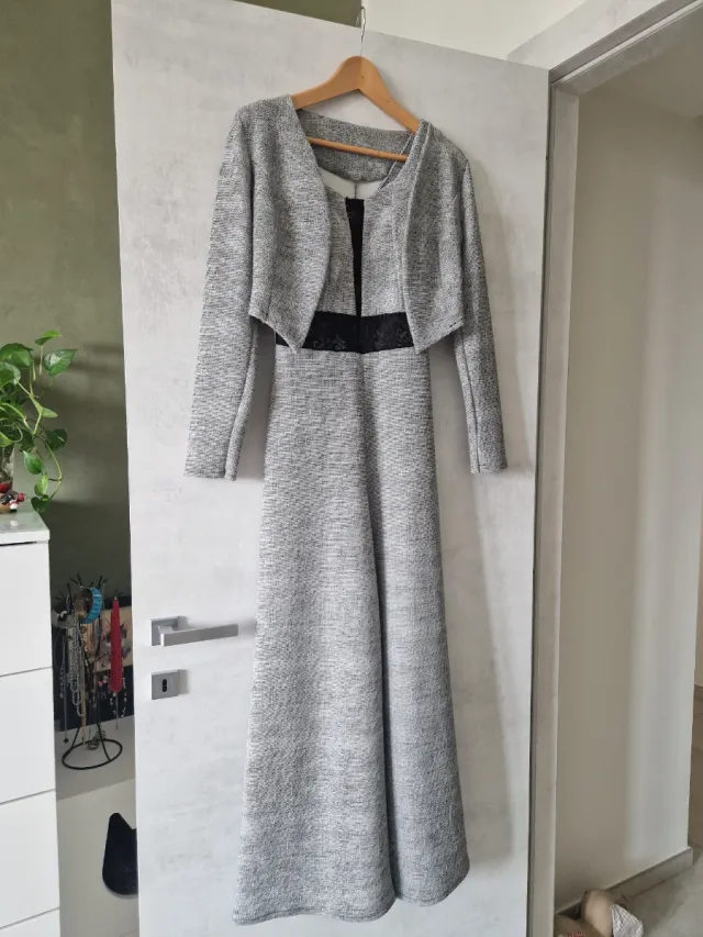 Tuta elegante grigia con pizzo