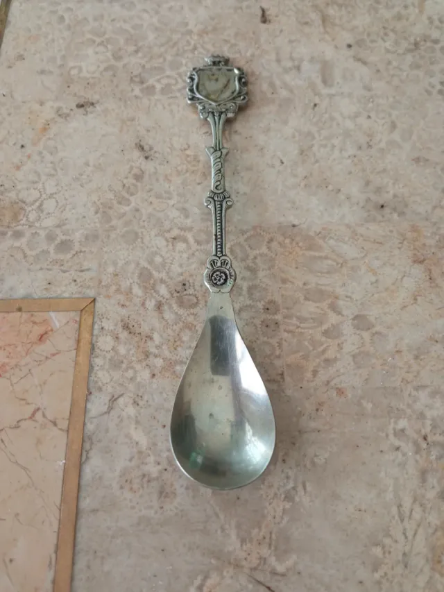 Cuchara antigua con escudo decorativo