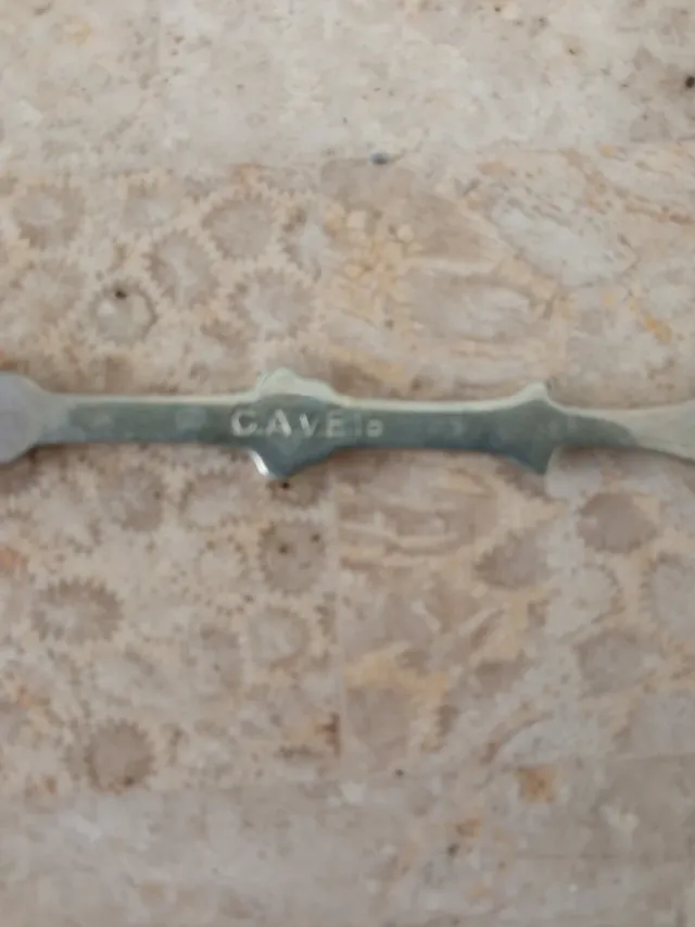 Cuchara antigua con escudo decorativo