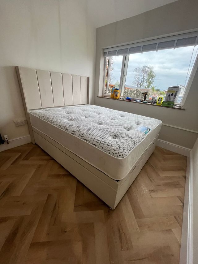 Colchón matrimonial con base y cabecero