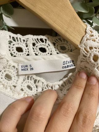 Blusa fiesta blanca sin mangas con volantes