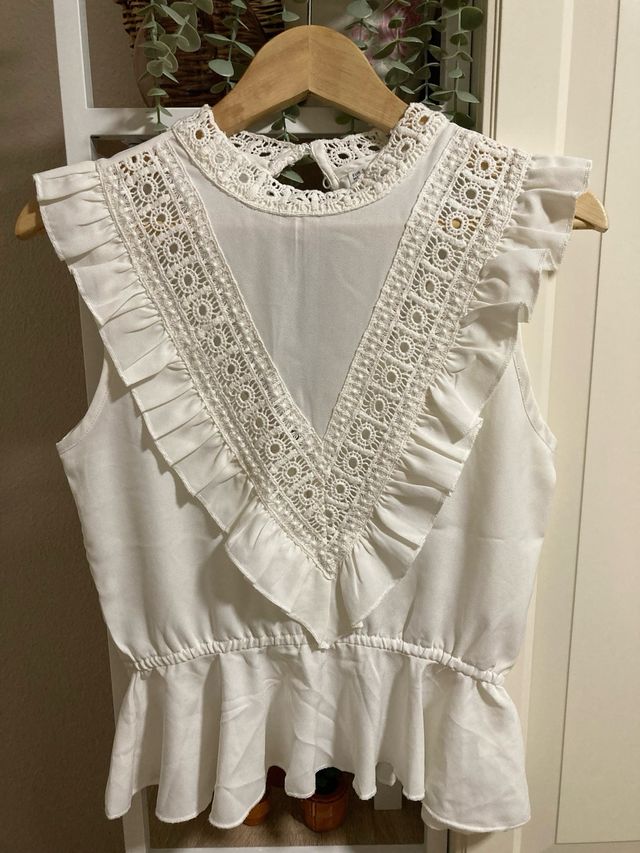 Blusa fiesta blanca sin mangas con volantes