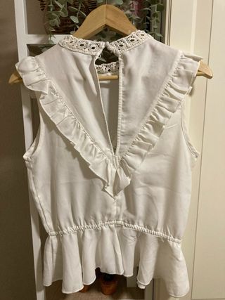Blusa fiesta blanca sin mangas con volantes