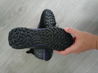 Botas de fútbol niño negras y moradas