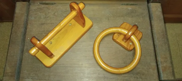 Toallero y portarrollos de madera
