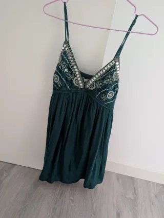 Vestido corto con abalorios