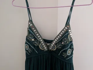 Vestido corto con abalorios