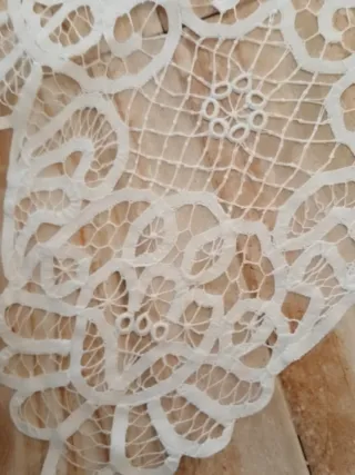 Mantelería hilo bordada y encaje a mano
