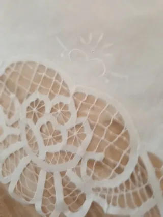 Mantelería hilo bordada y encaje a mano