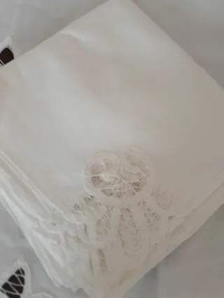 Mantelería hilo bordada y encaje a mano