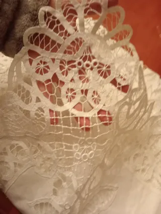Mantelería hilo bordada y encaje a mano