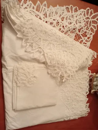 Mantelería hilo bordada y encaje a mano